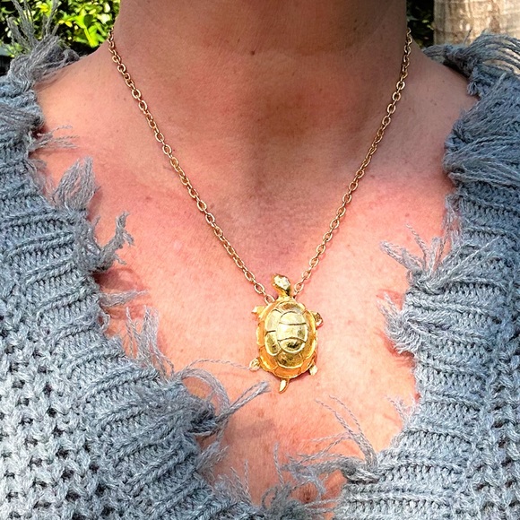 ✨VINTAGE✨ Gold plated sea turtle necklace. 18” chain with round clasp - Picture 4 of 5